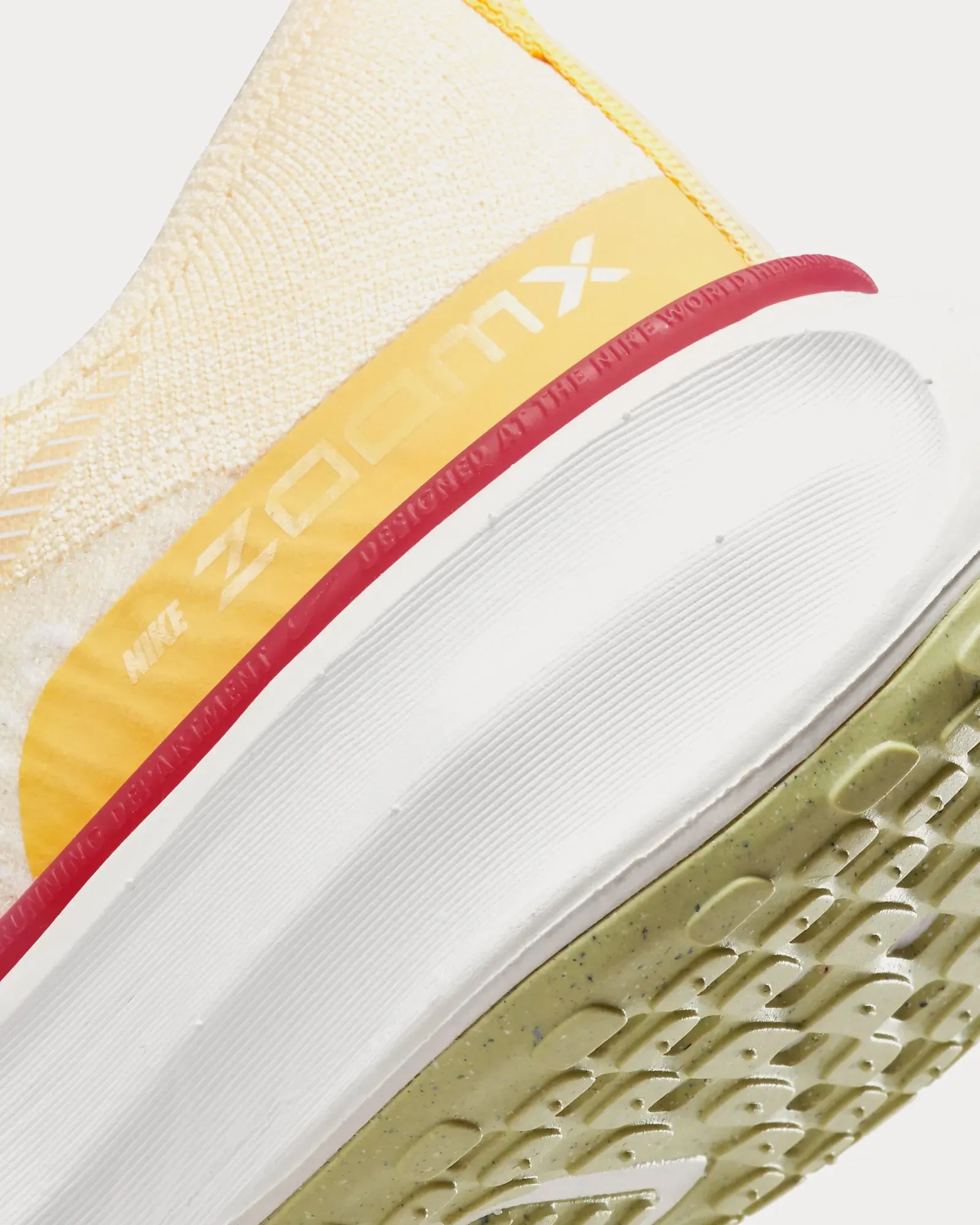 Invincible 3 Light Cream / Coconut Milk / Topaz Gold / White Running Shoes